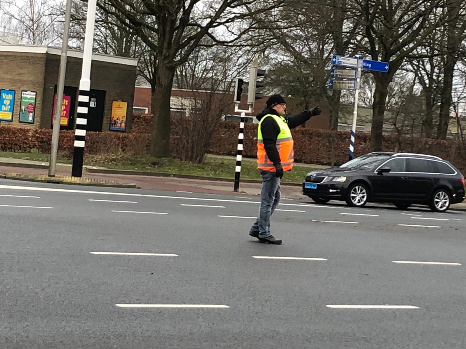 Verkeersregelaar van GNK aan het werk op een kruispunt
